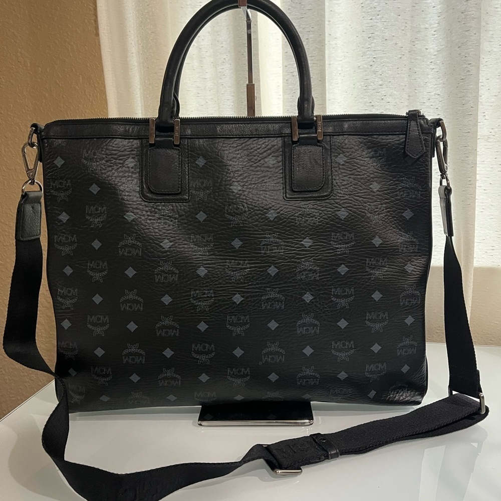 MCM BLACK VISETOS LION PRINCESS LAPTOP BAG - Picture 2 of 16